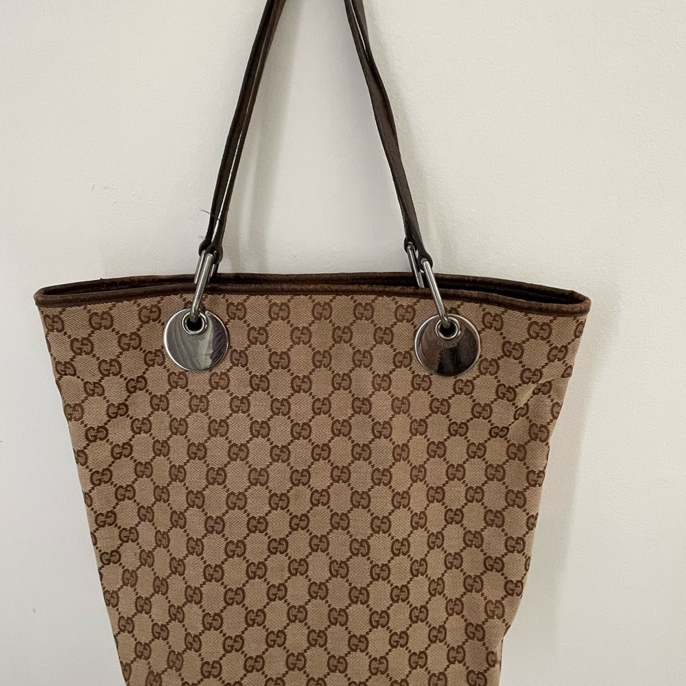 GUCCI Traditional Monogram Tote! 👜